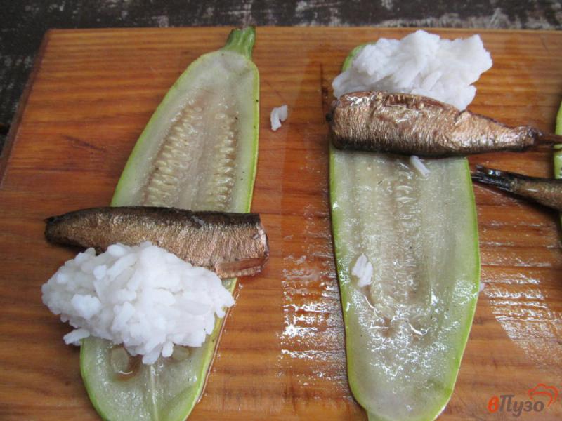 Фото приготовление рецепта: Роллы из кабачка с рисом и шпротами шаг №3