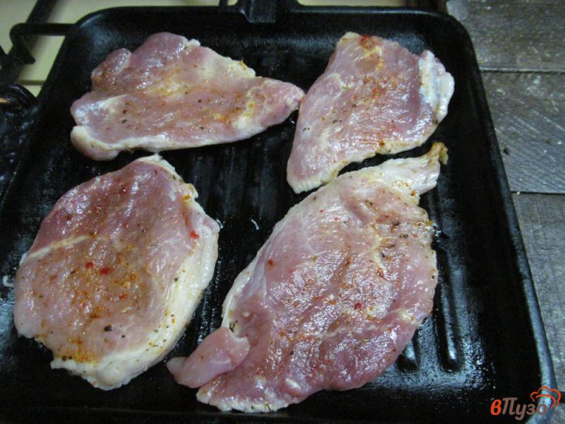Фото приготовление рецепта: Свинина гриль под соусом из клюквы с апельсином шаг №7