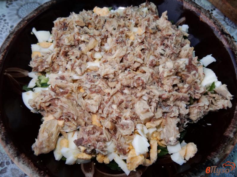 Фото приготовление рецепта: Салат с тунцом и крекерами шаг №4