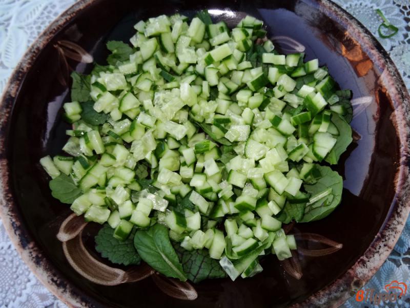 Фото приготовление рецепта: Салат с тунцом и крекерами шаг №2