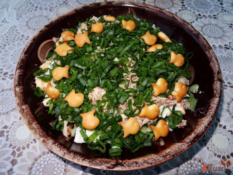 Фото приготовление рецепта: Салат с тунцом и крекерами шаг №6