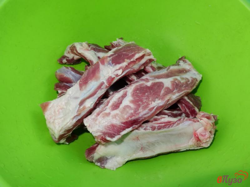 Фото приготовление рецепта: Свиные ребра в маринаде с мятой и луком шаг №2