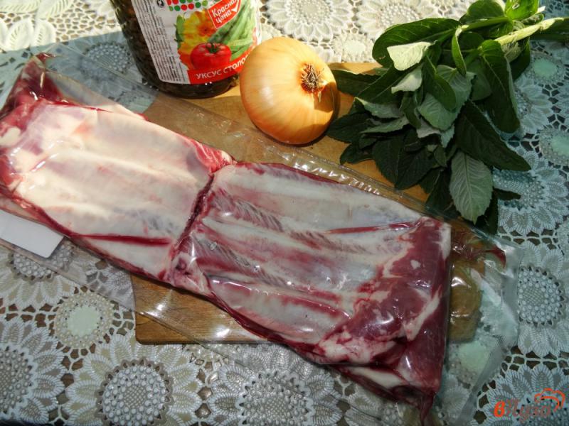 Фото приготовление рецепта: Свиные ребра в маринаде с мятой и луком шаг №1