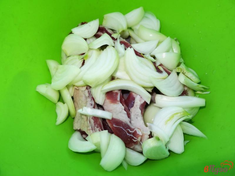 Фото приготовление рецепта: Свиные ребра в маринаде с мятой и луком шаг №3