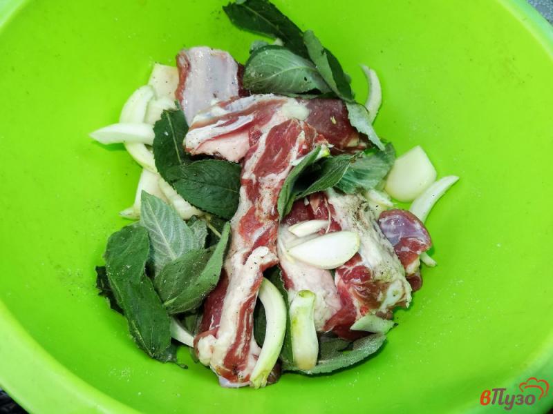 Фото приготовление рецепта: Свиные ребра в маринаде с мятой и луком шаг №6