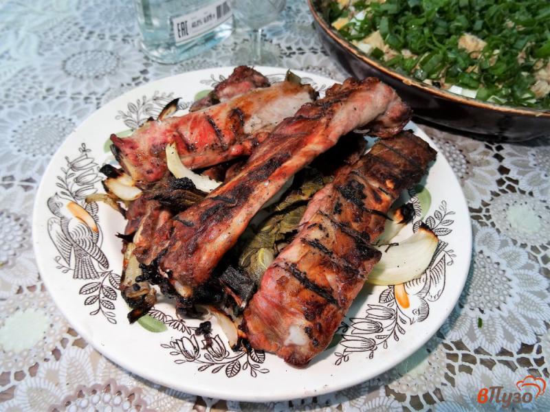 Фото приготовление рецепта: Свиные ребра в маринаде с мятой и луком шаг №9