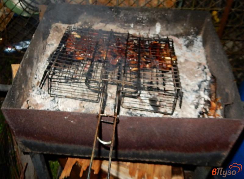 Фото приготовление рецепта: Свиные ребра в маринаде с мятой и луком шаг №8