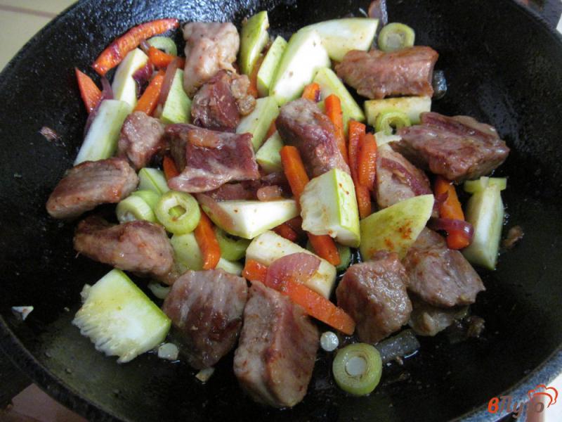 Фото приготовление рецепта: Мясо свинины с овощами шаг №6