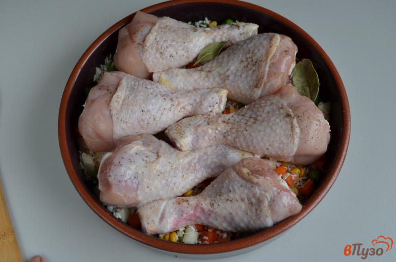 Фото приготовление рецепта: Куриные ножки, запеченные с рисом и овощами шаг №6