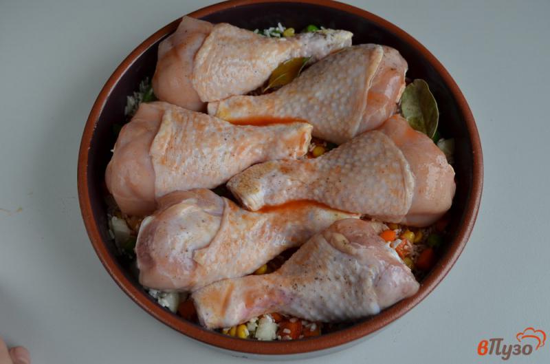 Фото приготовление рецепта: Куриные ножки, запеченные с рисом и овощами шаг №7