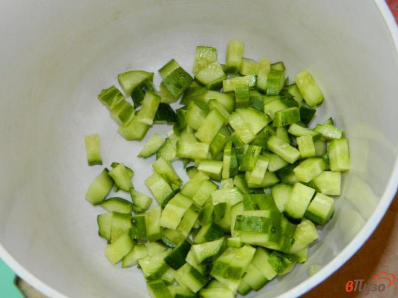 Фото приготовление рецепта: Салат с помидорами, кукурузой и зеленью шаг №2