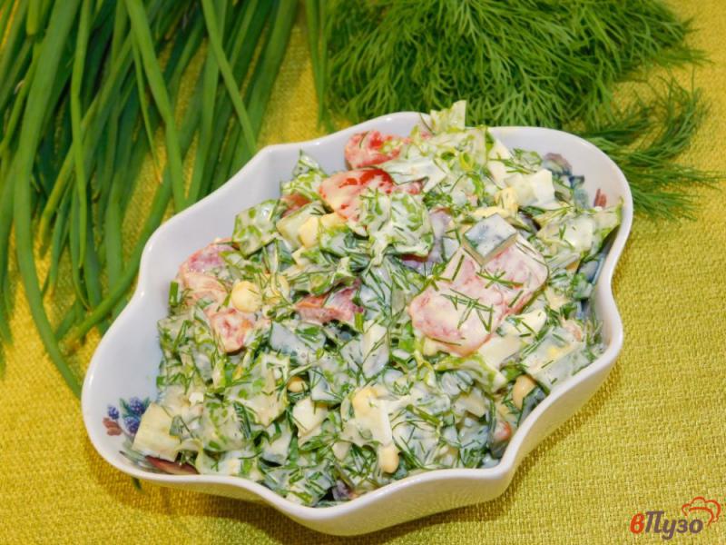 Фото приготовление рецепта: Салат с помидорами, кукурузой и зеленью шаг №5