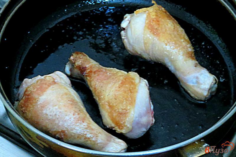 Фото приготовление рецепта: Молодая капуста тушёная с куриными голенями и сметаной шаг №4