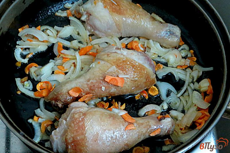 Фото приготовление рецепта: Молодая капуста тушёная с куриными голенями и сметаной шаг №5