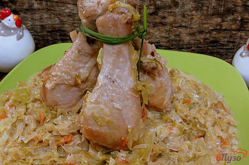 Фото приготовление рецепта: Молодая капуста тушёная с куриными голенями и сметаной шаг №7