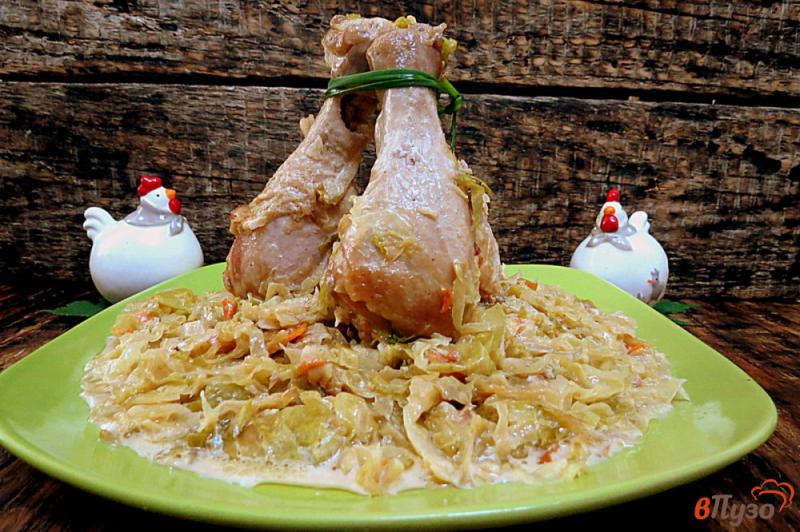 Фото приготовление рецепта: Молодая капуста тушёная с куриными голенями и сметаной шаг №8