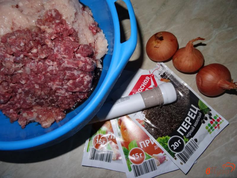 Фото приготовление рецепта: Домашние курино-говяжьи колбаски шаг №1