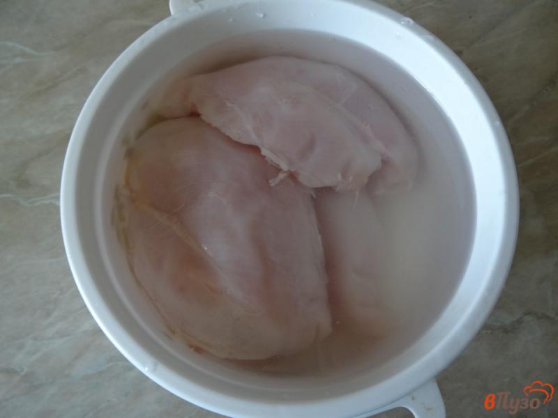 Фото приготовление рецепта: Сочная куриная грудка запеченная в пакете шаг №1