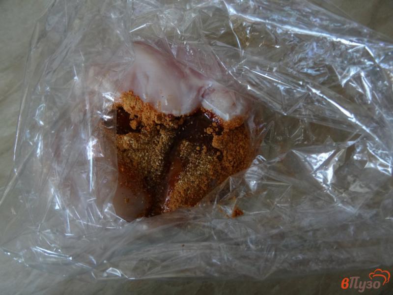 Фото приготовление рецепта: Сочная куриная грудка запеченная в пакете шаг №5