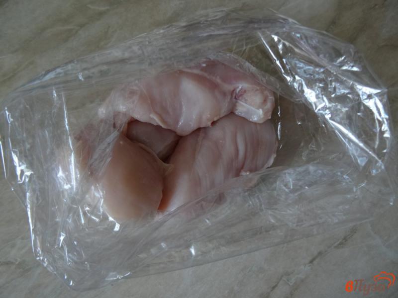 Фото приготовление рецепта: Сочная куриная грудка запеченная в пакете шаг №3