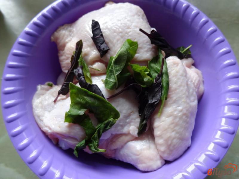 Фото приготовление рецепта: Курица маринованная в простокваше с базиликом шаг №3