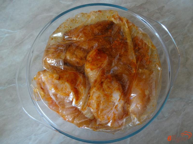 Фото приготовление рецепта: Сочная куриная грудка запеченная в пакете шаг №7