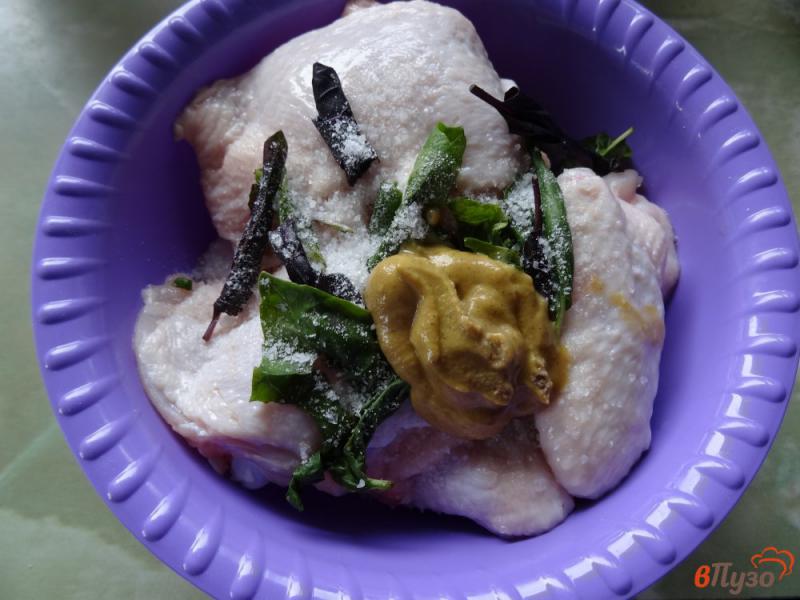 Фото приготовление рецепта: Курица маринованная в простокваше с базиликом шаг №4