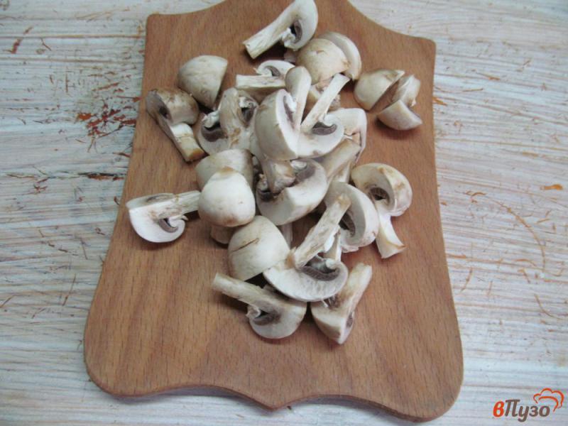 Фото приготовление рецепта: Теплый салат из брынзы с грибами шаг №4