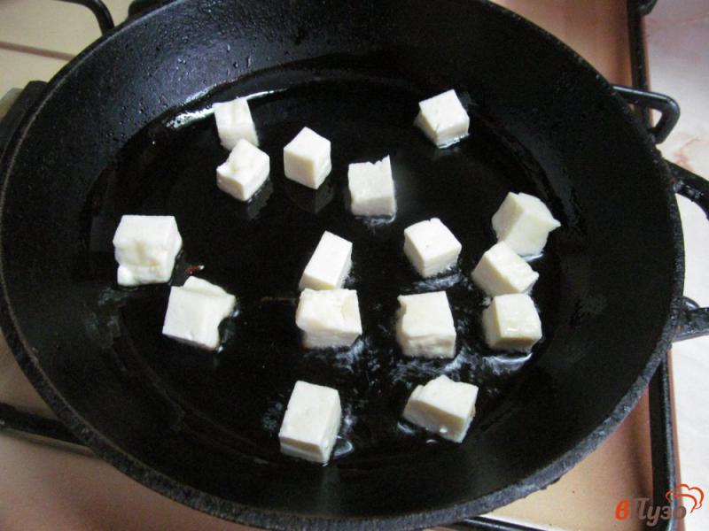 Фото приготовление рецепта: Теплый салат из брынзы с грибами шаг №3