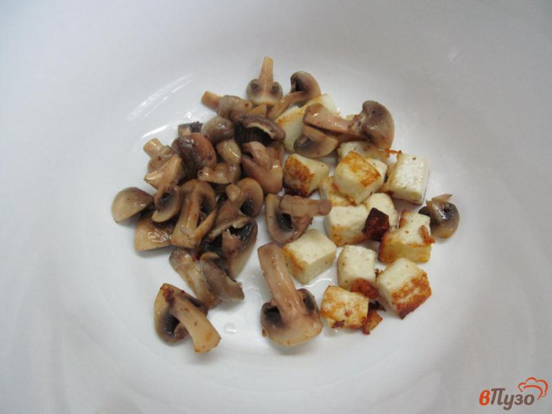 Фото приготовление рецепта: Теплый салат из брынзы с грибами шаг №6