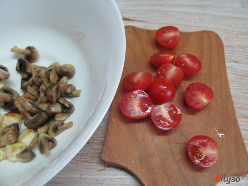 Фото приготовление рецепта: Теплый салат из брынзы с грибами шаг №7