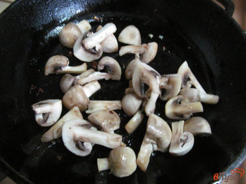 Фото приготовление рецепта: Теплый салат из брынзы с грибами шаг №5