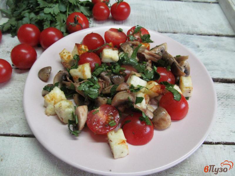 Фото приготовление рецепта: Теплый салат из брынзы с грибами шаг №9