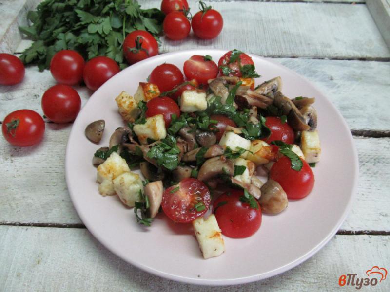 Фото приготовление рецепта: Теплый салат из брынзы с грибами шаг №10