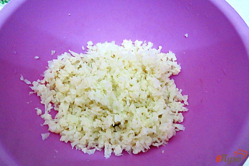 Фото приготовление рецепта: Салат из цветной капусты с сыром и чесноком шаг №3