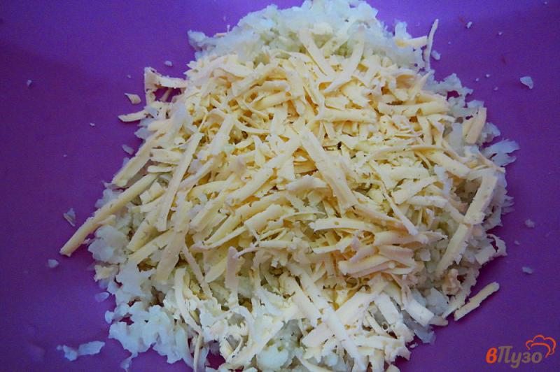 Фото приготовление рецепта: Салат из цветной капусты с сыром и чесноком шаг №4
