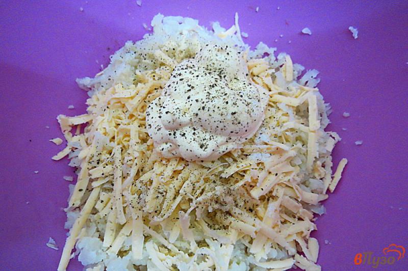 Фото приготовление рецепта: Салат из цветной капусты с сыром и чесноком шаг №5