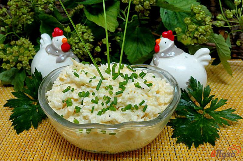 Фото приготовление рецепта: Салат из цветной капусты с сыром и чесноком шаг №7