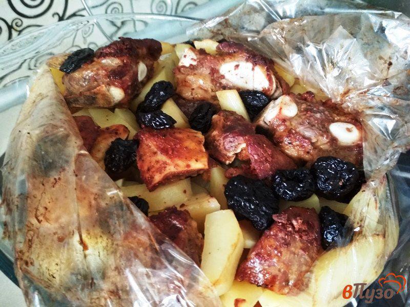 Фото приготовление рецепта: Говяжьи ребрышки с картофелем в духовке шаг №3