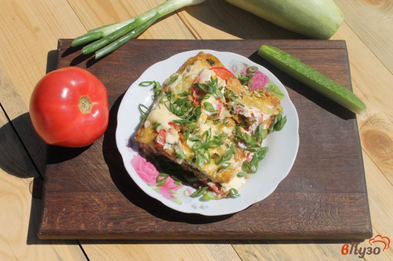 Фото приготовление рецепта: Кабачки в кляре запеченные с помидорами и сыром шаг №10