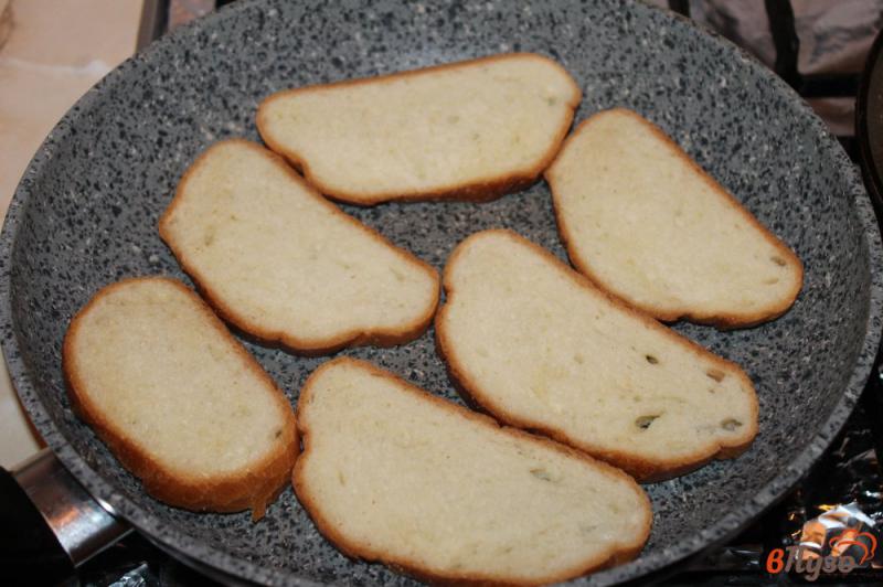 Фото приготовление рецепта: Горячие бутерброды с грибами, маслинами и сыром шаг №1
