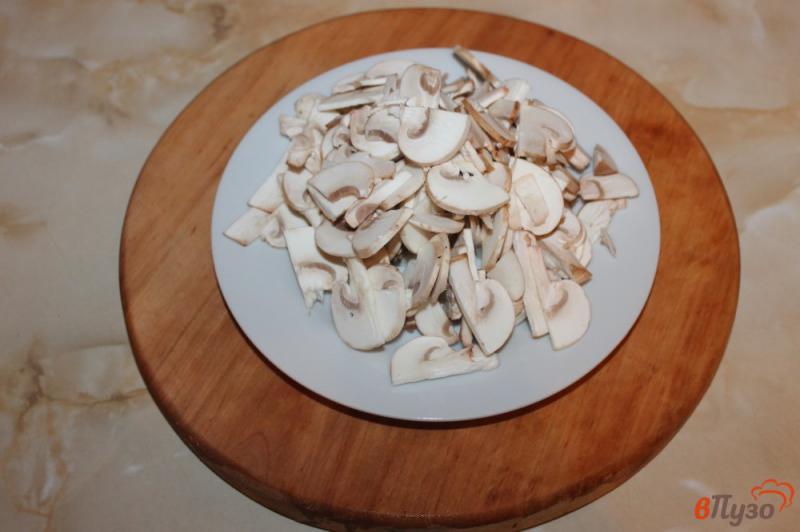 Фото приготовление рецепта: Горячие бутерброды с грибами, маслинами и сыром шаг №2