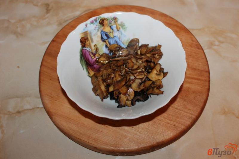 Фото приготовление рецепта: Горячие бутерброды с грибами, маслинами и сыром шаг №5