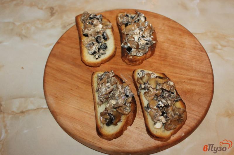 Фото приготовление рецепта: Горячие бутерброды с грибами, маслинами и сыром шаг №7