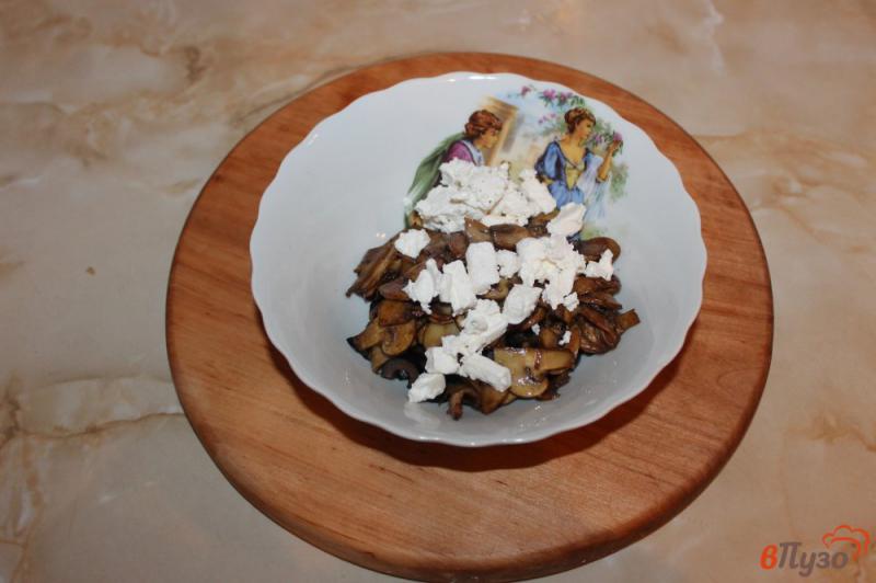 Фото приготовление рецепта: Горячие бутерброды с грибами, маслинами и сыром шаг №6