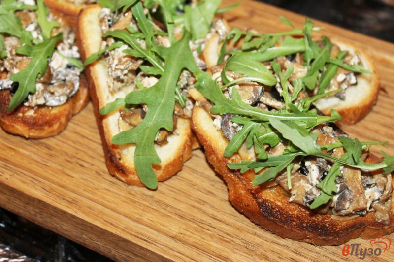 Фото приготовление рецепта: Горячие бутерброды с грибами, маслинами и сыром шаг №8