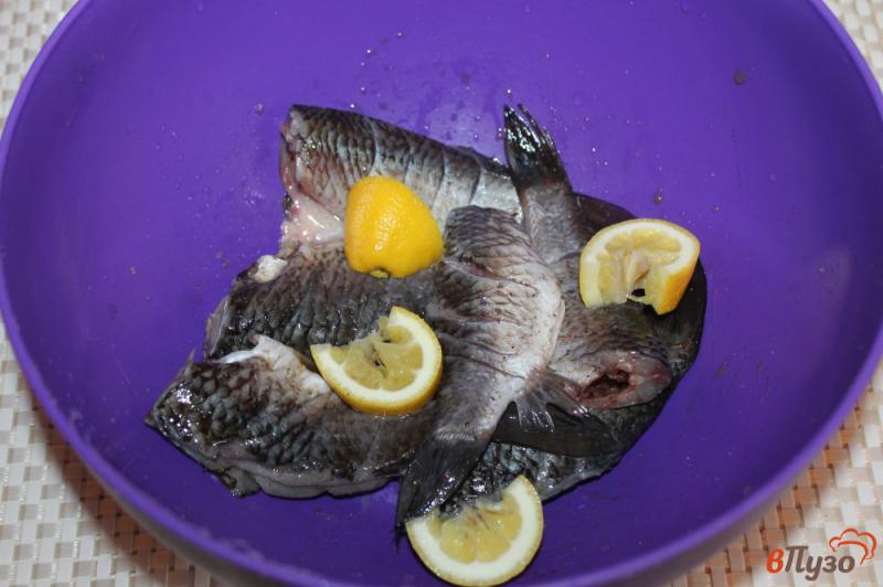 Фото приготовление рецепта: Караси в лимонном маринаде шаг №4
