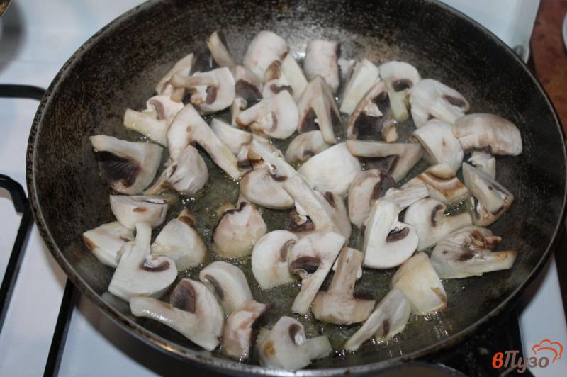Фото приготовление рецепта: Теплый салат с карамелизированными грибами и сыром шаг №2