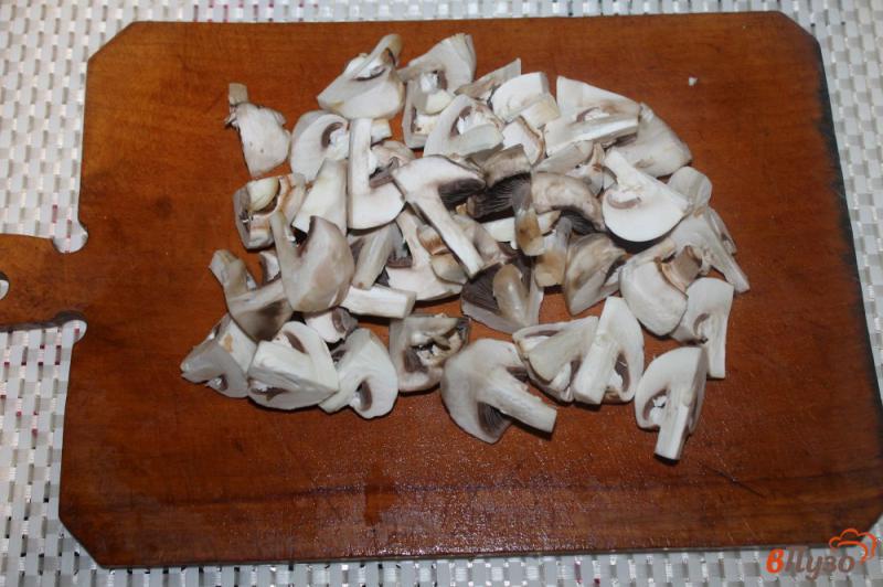 Фото приготовление рецепта: Теплый салат с карамелизированными грибами и сыром шаг №1