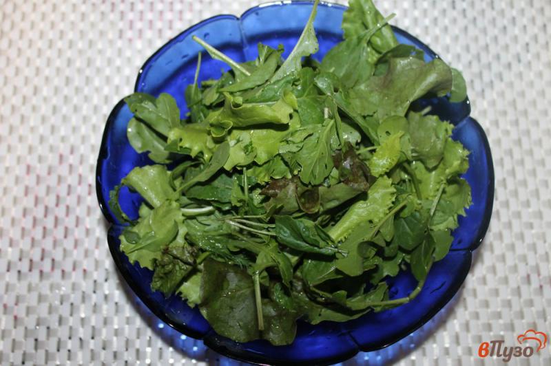 Фото приготовление рецепта: Теплый салат с карамелизированными грибами и сыром шаг №4